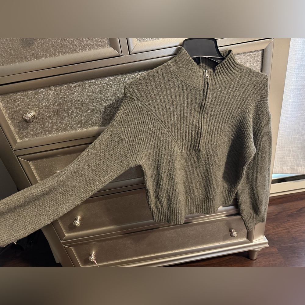 Green pullover